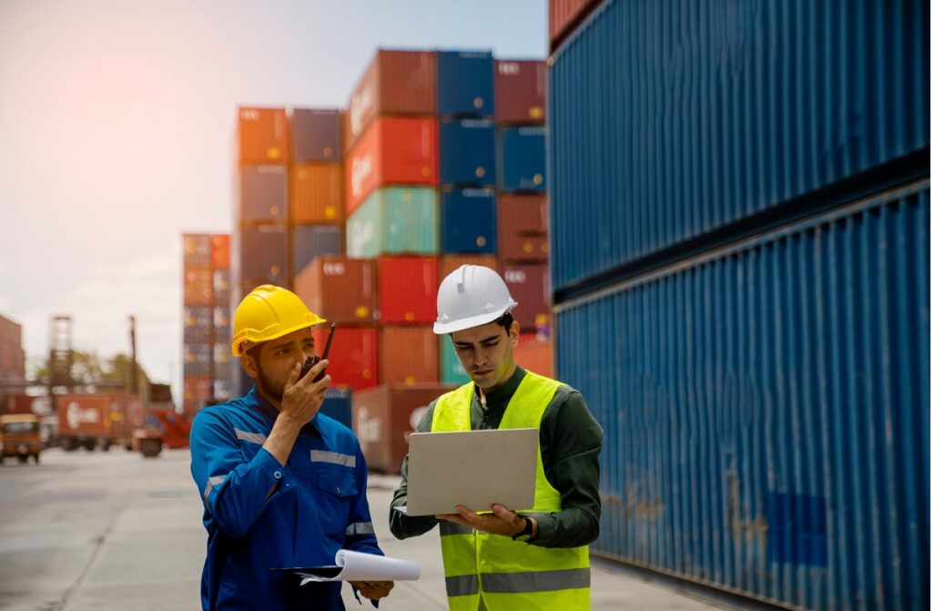 Jakie są najczęstsze problemy w międzynarodowym transporcie towarów i jak ich uniknąć?